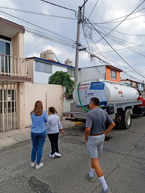 Pipas distribuyen agua en las colonias de Naucalpan afectadas por la descompostura de dos pozos. Foto Especial