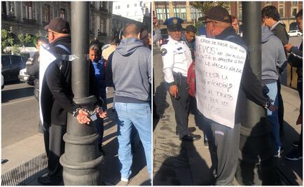 Policía se encadena a poste en el Zócalo; acusa malos tratos 