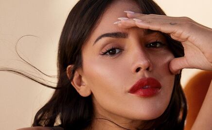 Eiza González luce vestido con espectacular escote en la espalda