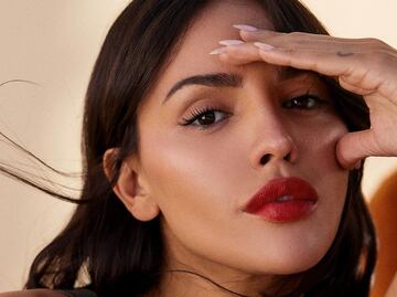 Eiza González luce vestido con espectacular escote en la espalda