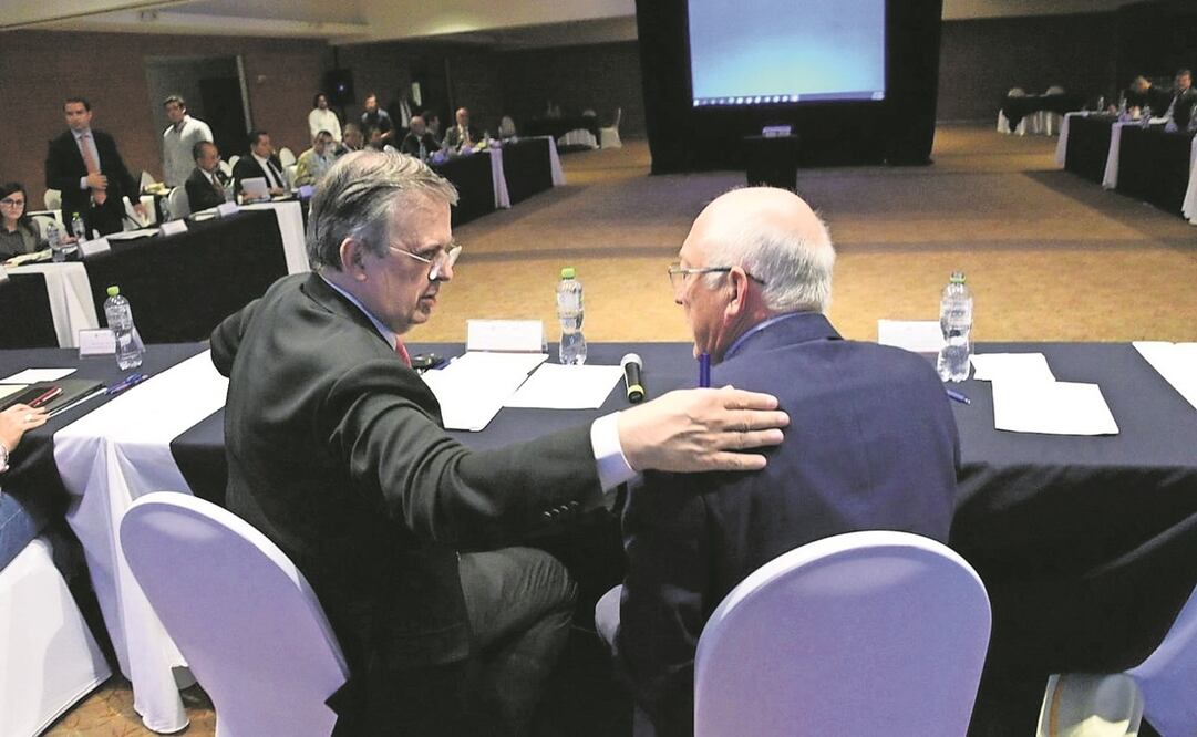 Marcelo Ebrard y Ken Salazar participaron ayer en el Foro de Infraestructura Fronteriza Estratégica. Foto: Especial.
