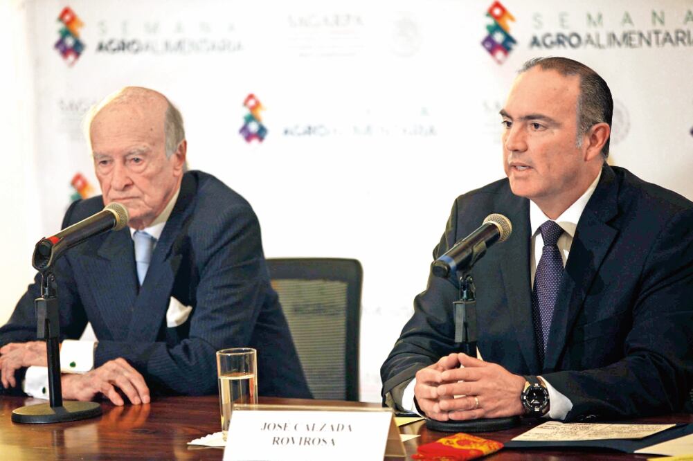 El secretario José Calzada Rovirosa (der.) afirma que el ajuste presupuestal se absorberá a través de economías al interior de la dependencia (JUAN CARLOS REYES. EL UNIVERSAL)