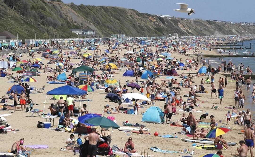 Estar al aire libre disminuye el riesgo de contagio, pero si se trata de un lugar abarrotado de gente, donde no es posible mantener la distancia social, el riesgo existe (Foto: Getty Images)