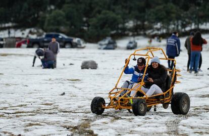 FOTOS Y VIDEO: En el Ajusco capitalinos disfrutan del frío con muñecos de nieve y guerritas