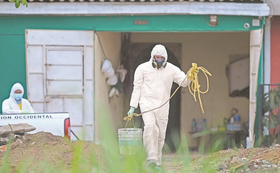 Forenses, en la casa del expoli- cía detenido en Chalchuapa. Foto: Marvin Recinos/AFP.
