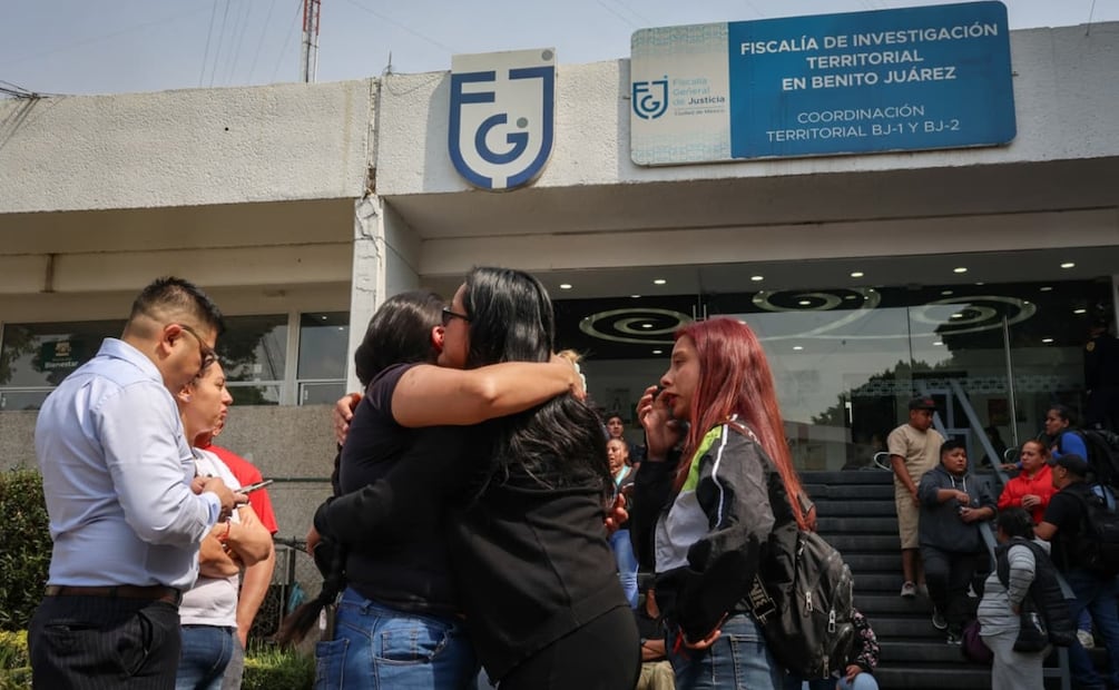 A las afueras de la Fiscalía de Investigación Territorial en Benito Juárez se mantienen familiares de Edith Guadalupe Valdés Zaldívar. Foto: Luis Camacho / EL UNIVERSAL