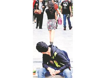 Mujeres ven mal usar escote y salir de noche: encuesta