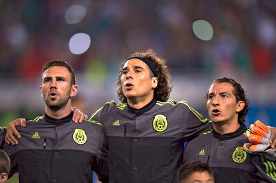 Guillermo Ochoa y Miguel Layún, molestos con Pejeleaks