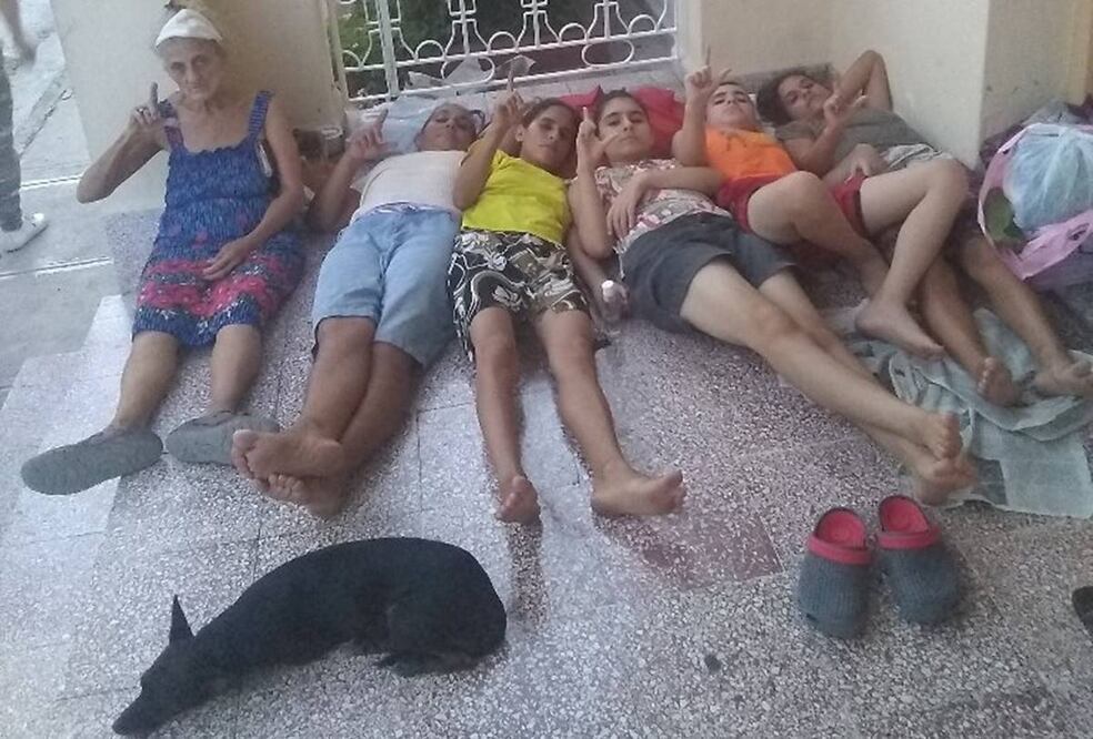 Una familia opositora cubana, de apellidos Miranda Leiva, se instaló en la entrada del Obispado de Holguín para pedirle refugio al obispo Emilio Aranguren tras denunciar la represión de la policía política la isla. Foto: Especial