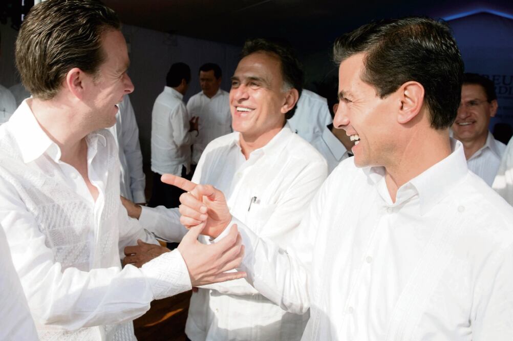 En reunión de la Conago, el presidente Peña Nieto se reunió con Manuel Velasco, mandatario de Chiapas, y Miguel Ángel Yunes, gobernador electo de Veracruz. (FOTO: PRESIDENCIA)