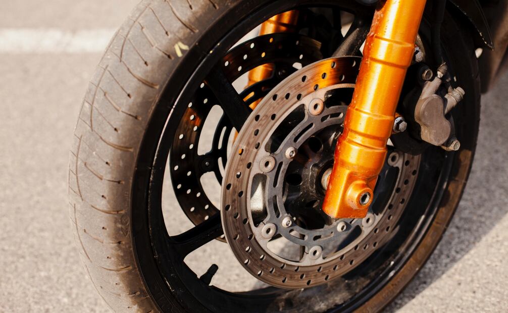Descubre la importancia de mantener las llantas de una moto en la presión adecuada. Foto: Freepik