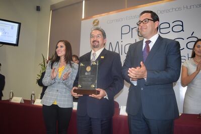 Entregan presea al Mérito en Derechos Humanos a la Universidad Michoacana