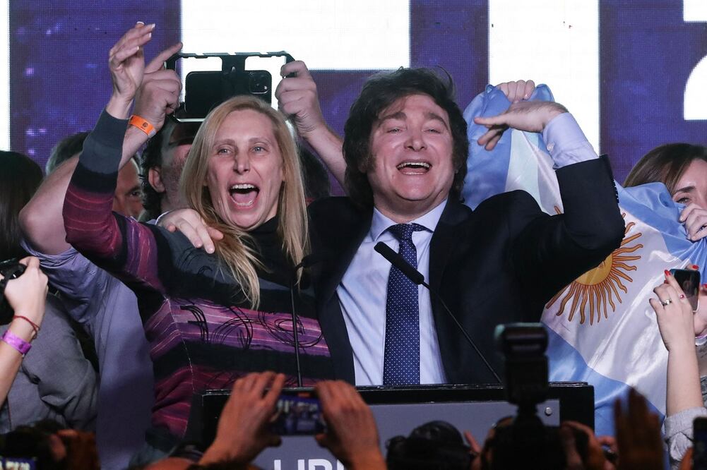 Javier Milei celebra con su hermana Karina y sus simpatizantes los resultados de las primarias en Argentina. FOTO: AFP/Archivo