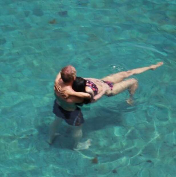 Salma Hayek y la romántica foto con su esposo en la alberca