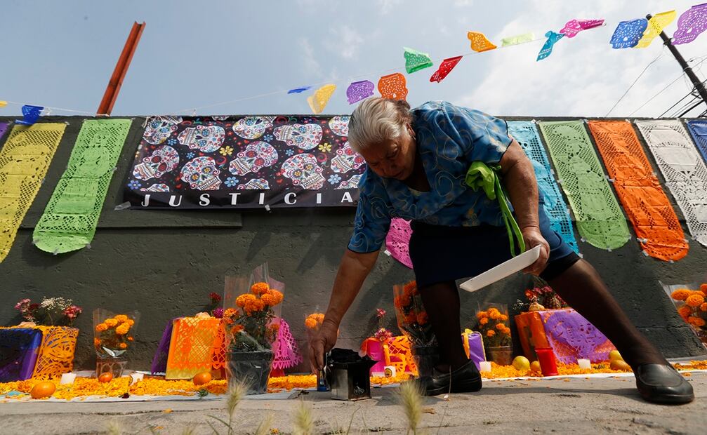 El papel picado no puede faltar en las ofrendas. Foto: Luis Cortes / EL UNIVERSAL