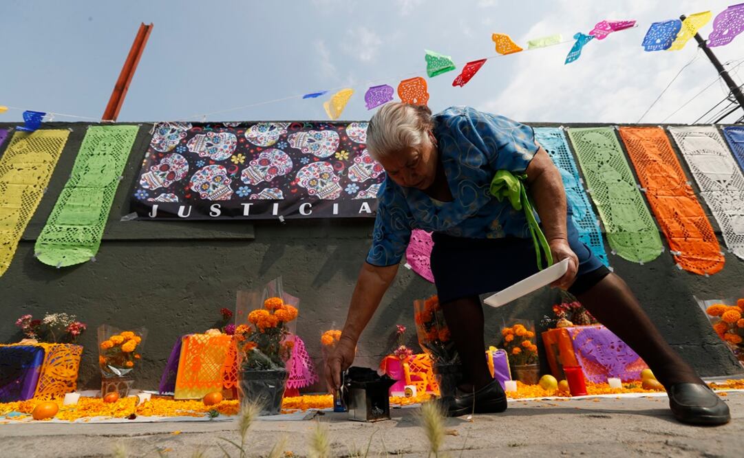 Por el Día de Muertos en los inmuebles que se derrumbaron por el sismo del 19 de septiembre se colocaron ofrendas para recordar a todas las personas fallecidas . Luis Cortes / El Universal