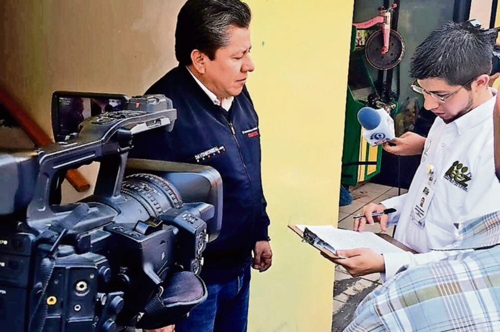 Un funcionario del Instituto Nacional Electoral entregó de manera personal el expediente del caso a Monreal Ávila 