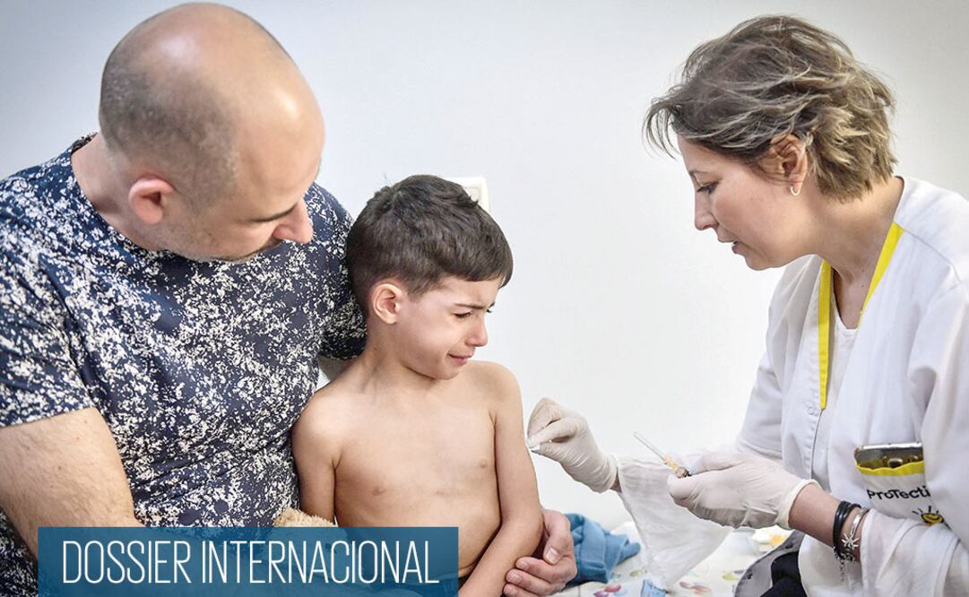 Un niño es vacunado contra el sarampión en Rumania, donde 40 menores han muerto por esta enfermedad. (DANIEL MIHAILESCU. AFP)