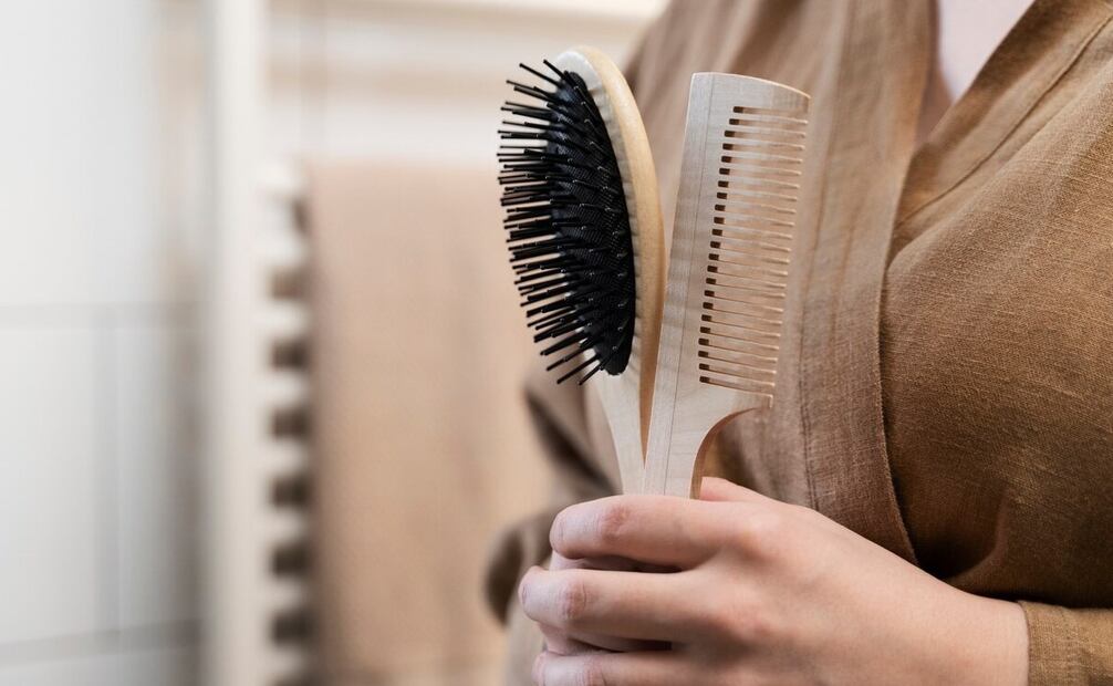 Cepillar el cabello. Foto: Freepik