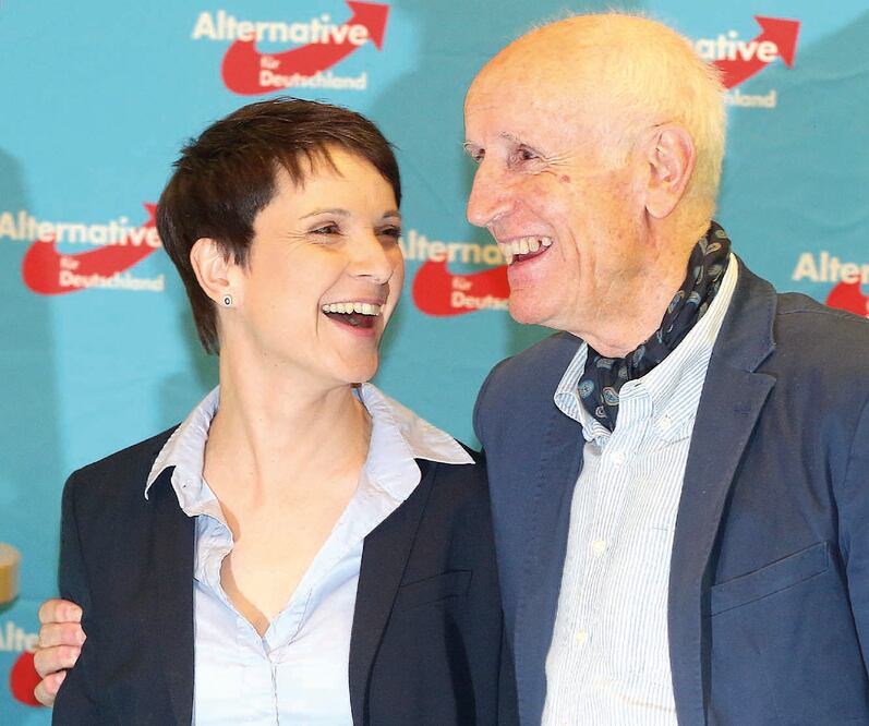 Frauke Petry, presidenta de Alternativa para Alemania, con Albrecht Glaser, vocero del partido (WOLFGANG KUMM. EFE)