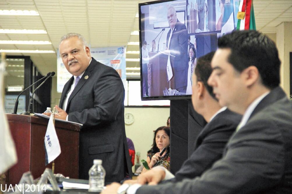 El actual rector de la Universidad Autónoma de Nayarit, Ignacio Peña, aseguró que su antecesor, Juan López (primero de izq. a der.) dijo que había pedido prestado a un particular porque “no había tiempo para un crédito bancario” (ARCHIVO EL UNIVERSAL)