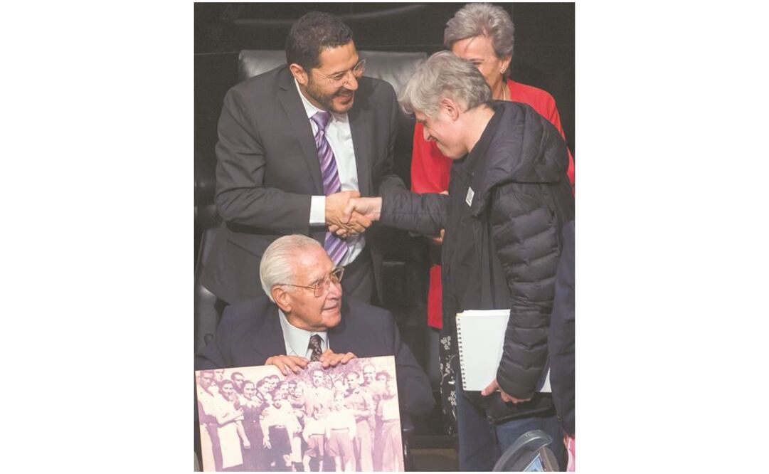 Remembranza. Julián Atilano mostró en el Senado una foto en la que se encuentra de niño junto a otros exiliados españoles. Foto: ISAAC ESQUIVEL. CUARTOSCURO