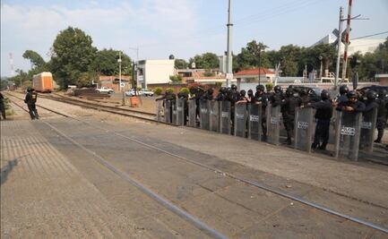Desbloquean vías del tren y detienen a dos normalistas en Michoacán