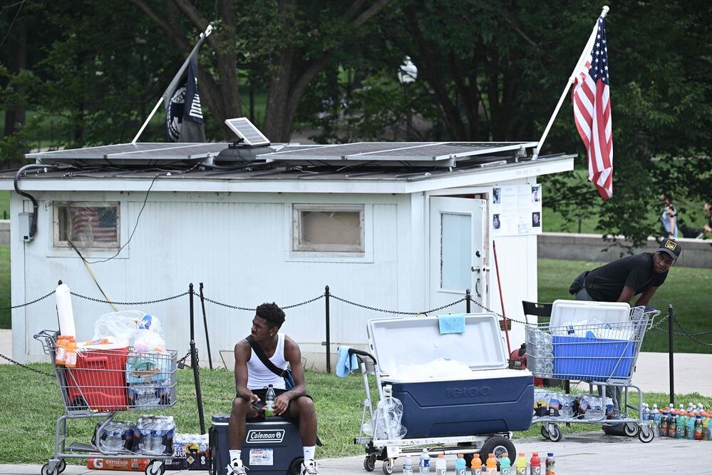 Un hombre vende bebidas frías cerca del Lincoln Memorial, en Washington, donde las temperaturas alcanzan récords. FOTO: AFP