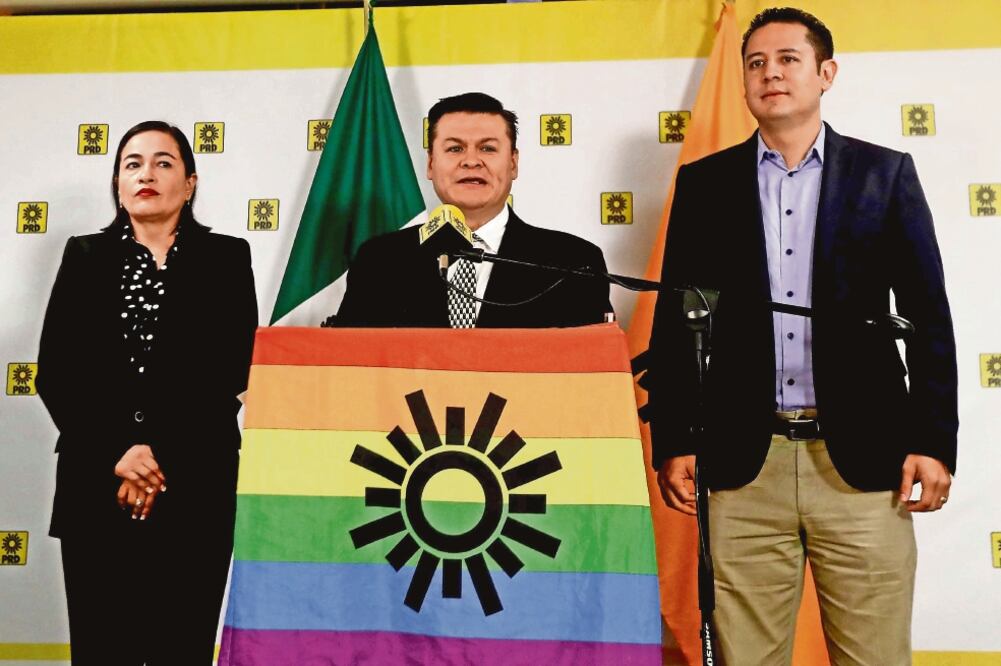 Antonio Medina (centro), secretario de Diversidad Sexual del PRD, dijo que hay injerencia de la jerarquía católica en el tema de las uniones gay (ARCHIVO EL UNIVERSAL)