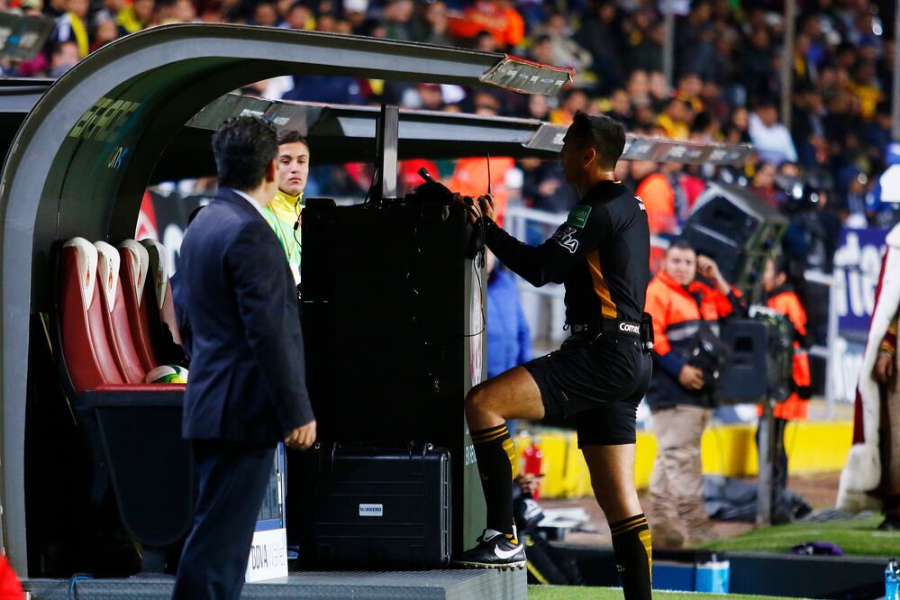 Luis Enrique Santander consultando el VAR / Imago7