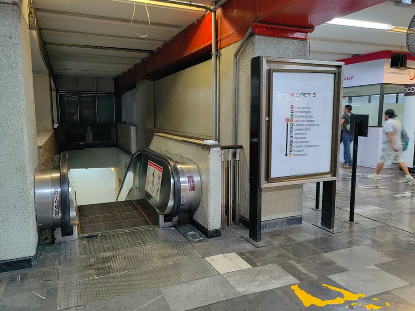 Personal del Metro trabajó en liberar las escaleras. FOTO: Especial/ EL UNIVERSAL/