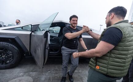 Samuel García presume la primera Cybertruck que llegó a México