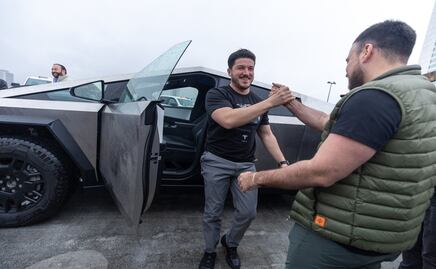 Samuel García presume la primera Cybertruck que llegó a México