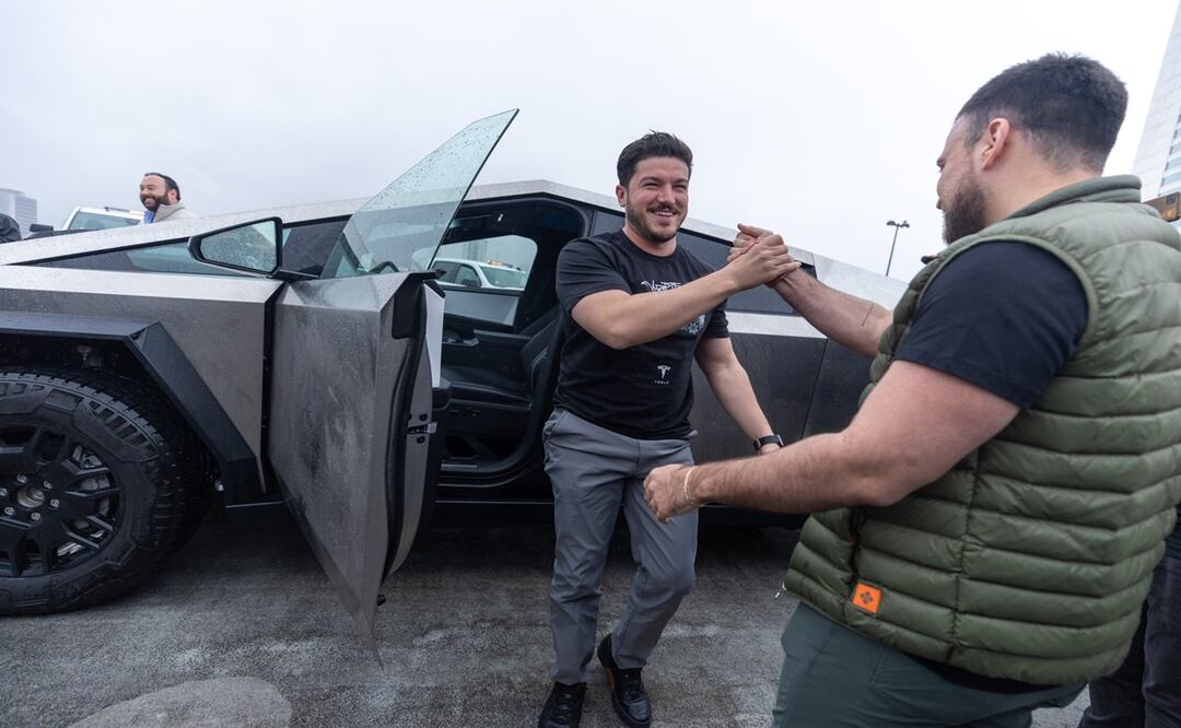 Samuel García presume nueva Cybertruck en Nuevo León. Foto: Samuel García, X