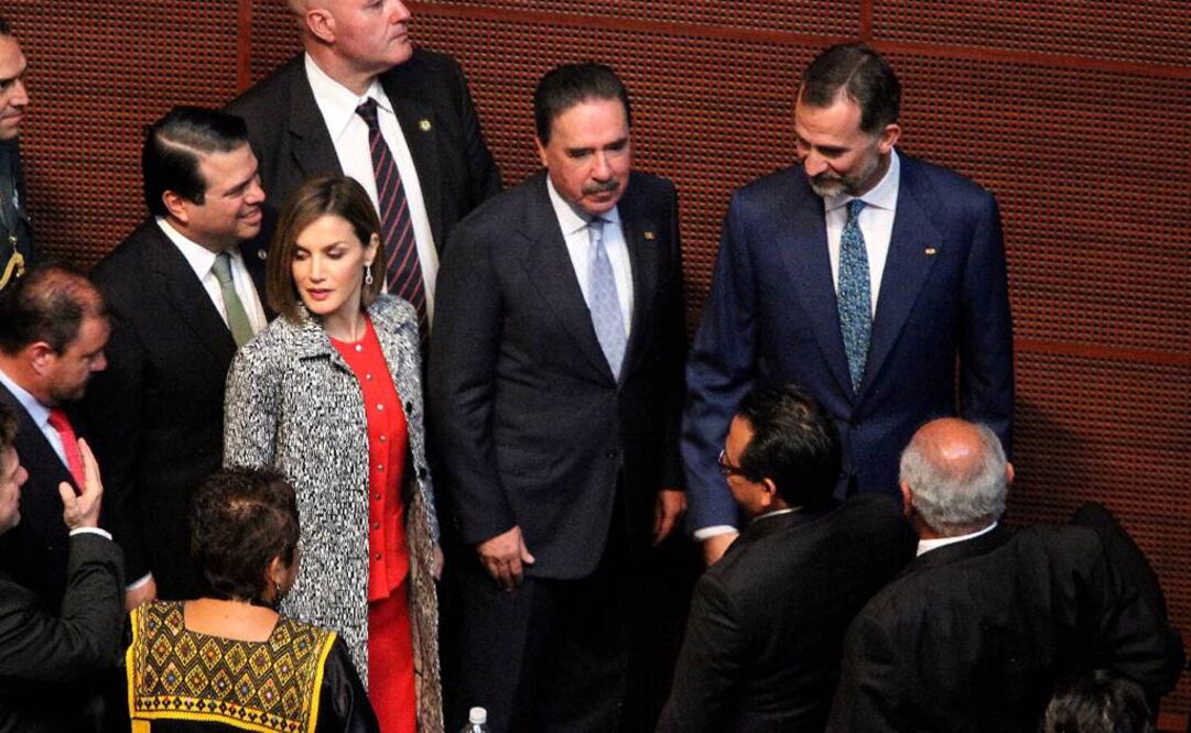 El diputado Fernando Belaunzarán (izq.) atrajo la atención de la reina Letizia al improvisar una bandera republicana española en su escaño. FOTO: Lucía Godínez / EL UNIVERSAL
