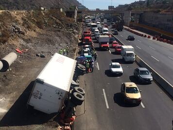 Vuelca tráiler con café en la México-Puebla