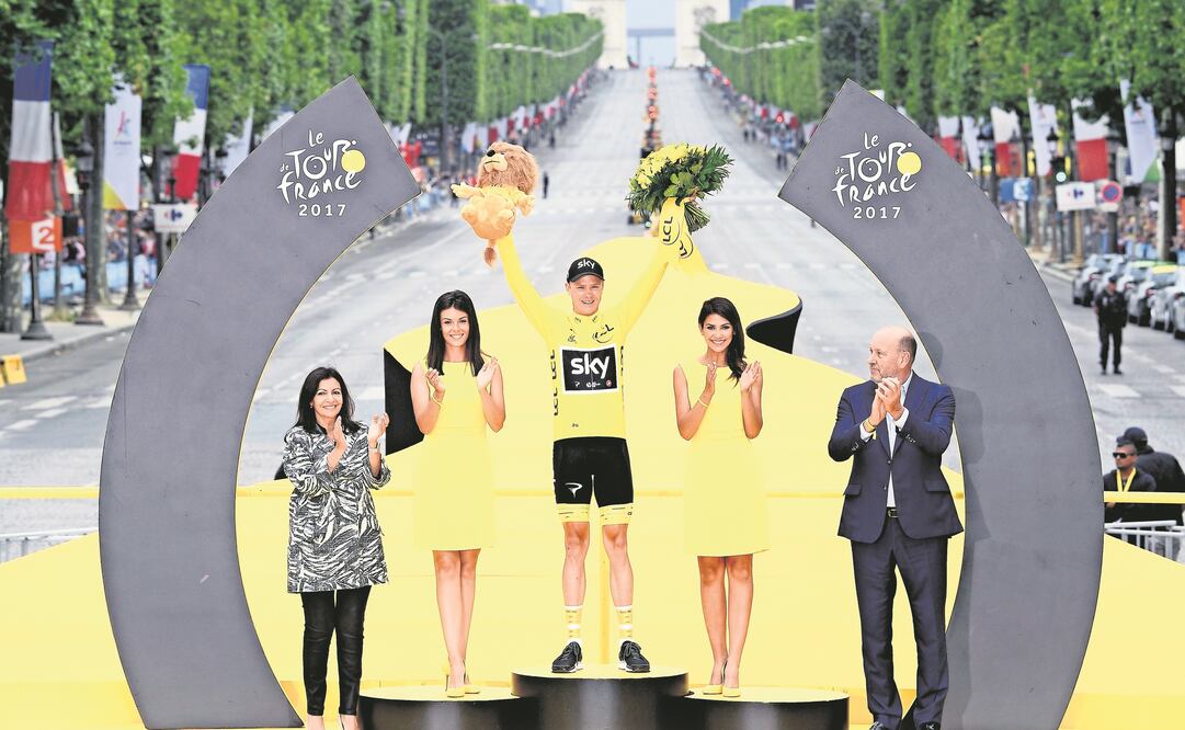 Ataviado con el maillot amarillo de líder, Chris celebró en lo alto del podio galo. (FRANCK FAUGERE. AP)