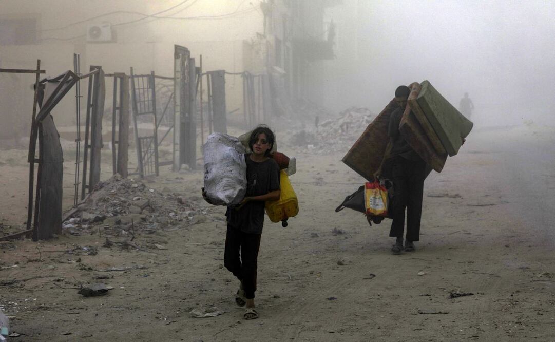 Palestinos desplazados internos evacuan una zona atacada por un ataque aéreo israelí en la ciudad de Gaza, el 21 de septiembre de 2025. Más de 65.200 palestinos han muerto en la Franja de Gaza desde octubre de 2023, según el Ministerio de Salud palestino, y unos 1.200 israelíes han muerto desde el inicio de la campaña militar israelí en respuesta a un ataque transfronterizo de Hamás el 7 de octubre de 2023. Foto: EFE