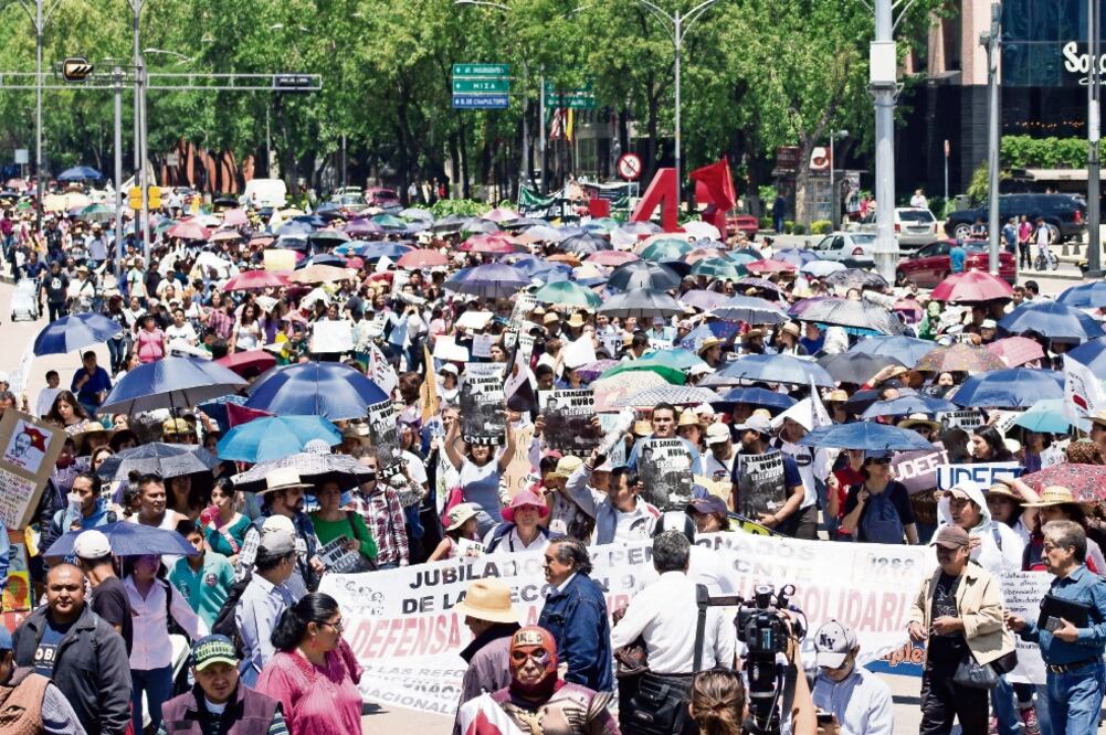 Un grupo avanzó sobre Paseo de la Reforma y frente al Senado de la República gritó algunas consignas; después caminó al antimonumento a los 43 normalistas de Ayotzinapa desaparecidos (JENIFER NAVA. EL UNIVERSAL)