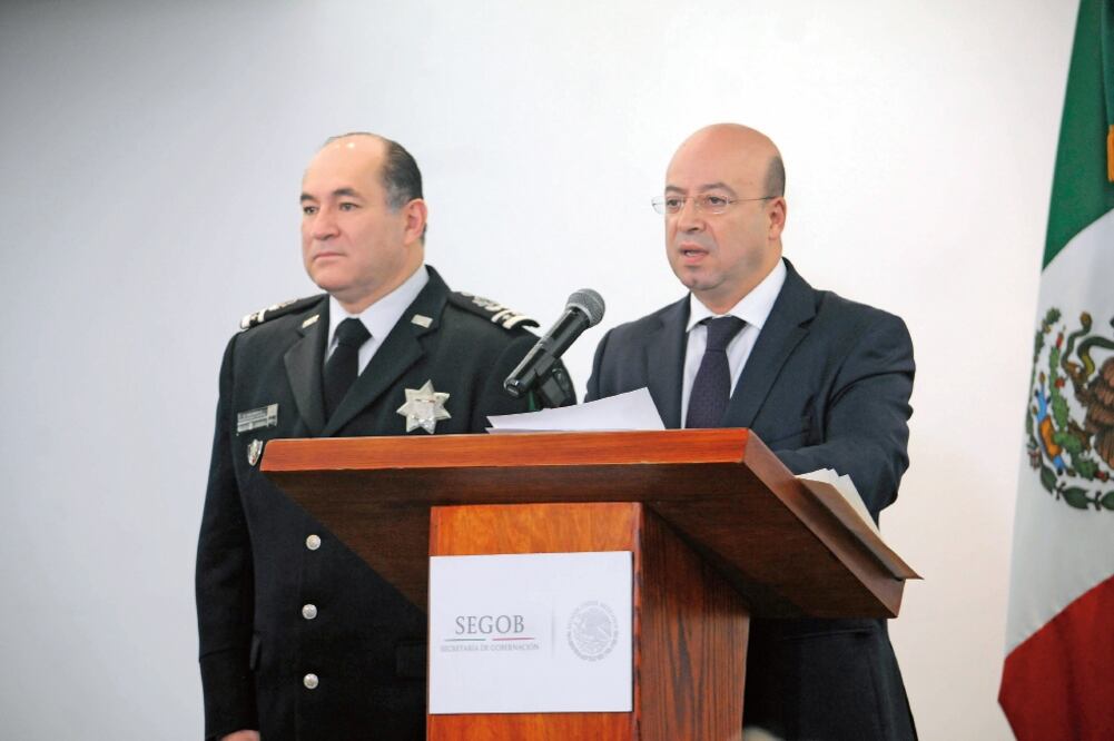 Renato Sales, titular de la CNS (der.), urgió al Congreso de la Unión a crear una ley general para normar el uso de la fuerza y armas de fuego (EFE)