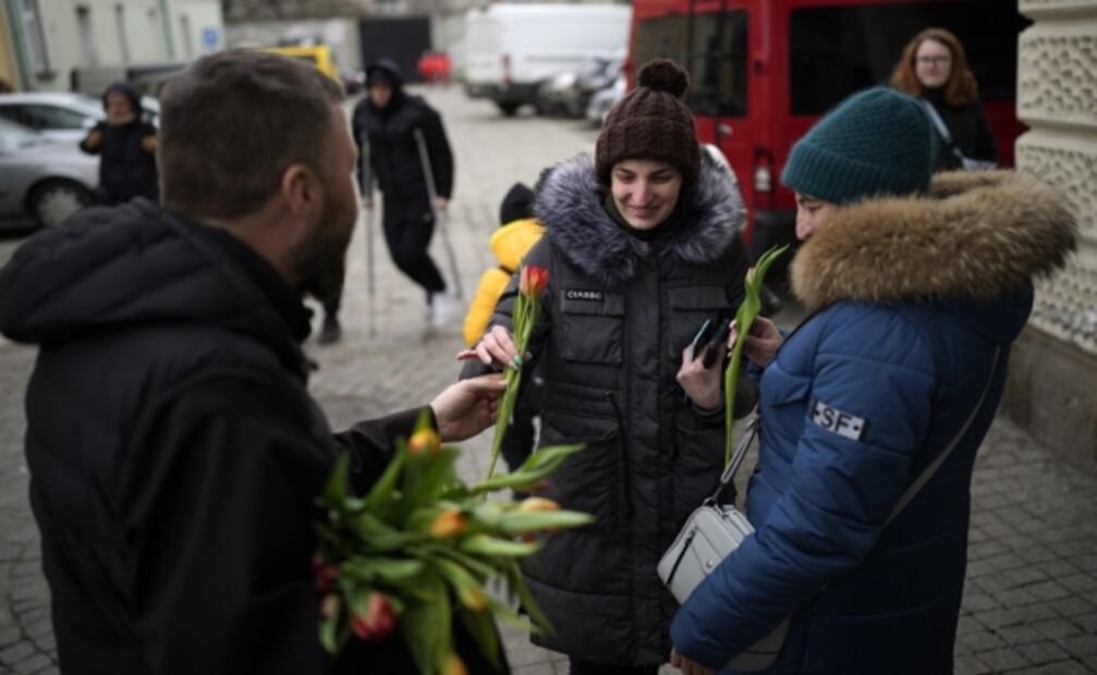Con las ucranianas en mente, marchan miles de mujeres en Europa en defensa de sus derechos