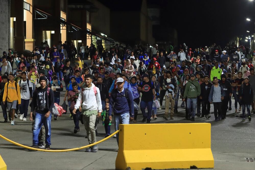 Migrantes de diferentes nacionalidades salen de la Gran Central Metropolitana hoy, en la ciudad San Pedro Sula al norte de Honduras. Foto: EFE