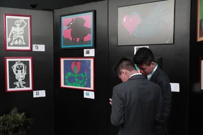 Niños y jóvenes con VIH exponen sus pinturas en el Senado