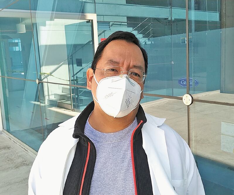 Pedro González, médico de Urgencias, es uno de los primeros en recibir la vacuna en la Semar. Foto: HORACIO JIMÉNEZ. ELUNIVERSAL