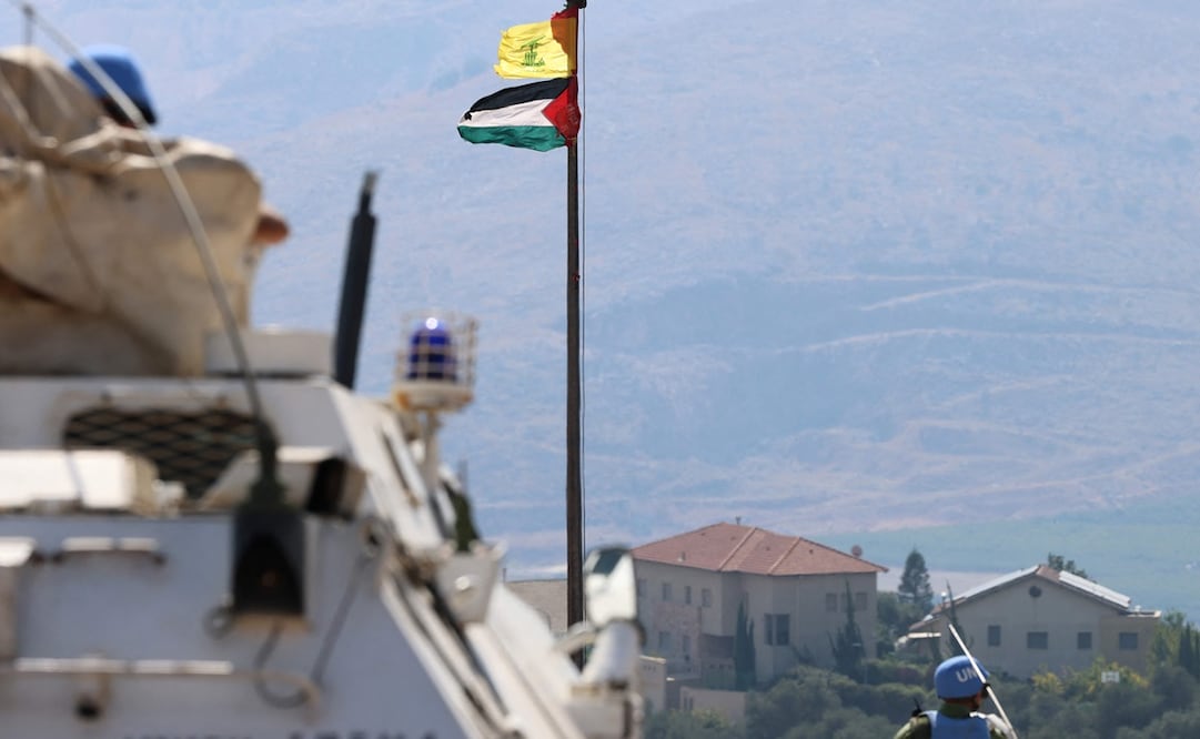 La bandera palestina y la bandera de Hezbolá ondean en un poste mientras las fuerzas de paz de la Fuerza Provisional de las Naciones Unidas en el Líbano (FPNUL) patrullan la zona fronteriza entre el Líbano e Israel en la colina de Hamames en el área de Khiyam, el 13 de octubre. Foto: AFP