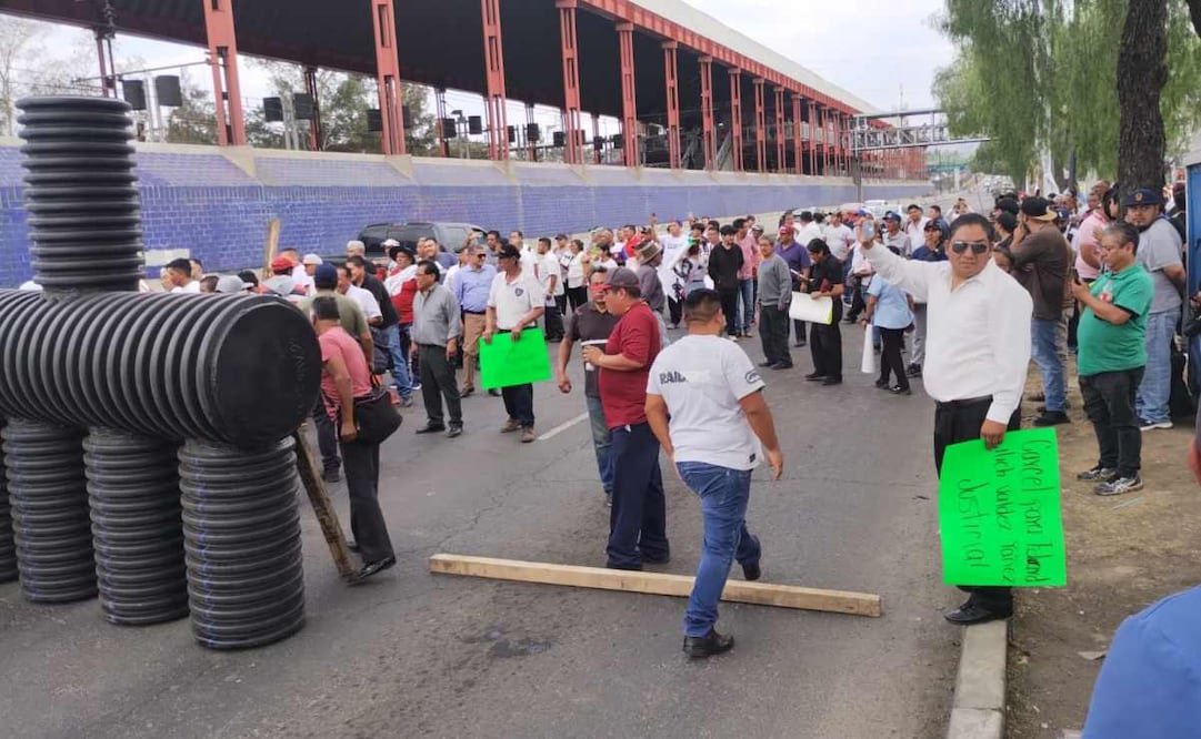 Transportistas bloquean Calzada Ignacio Zaragoza en protesta contra presuntos abusos policiales. Foto: Especial.
