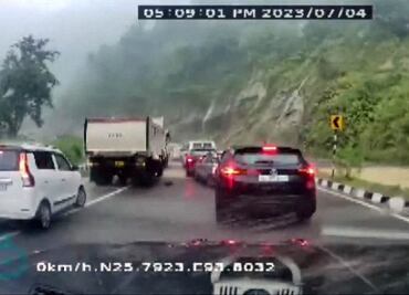 VIDEO: Rocas aplastan coches y dejan 2 muertos en carretera de la India
