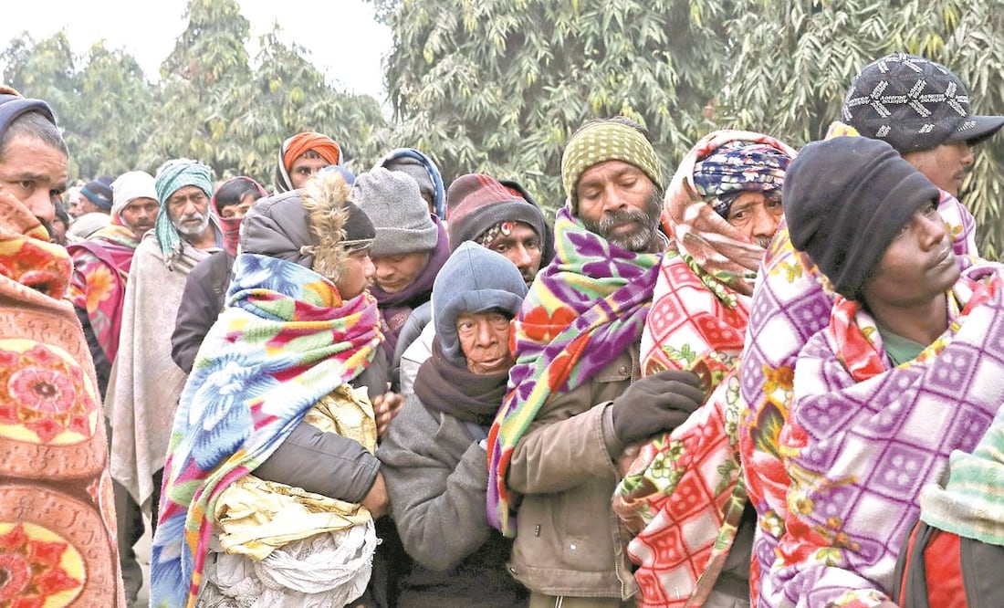 Indigentes esperan comida, en Delhi, India. La desigualdad prevalecerá en 2020. Foto/ANUSHREE FADNAVIS. REUTERS