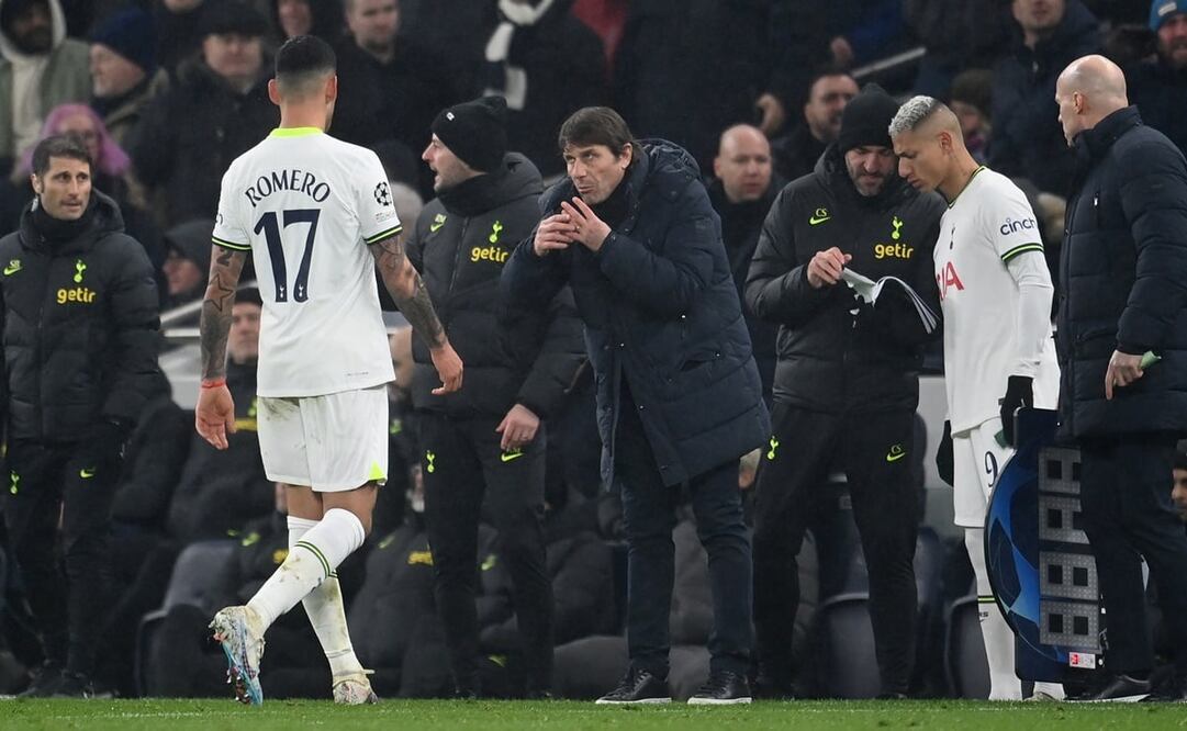 Antonio Conte dando indicaciones al Cuti Romero mientras Richarlison se prepara / Foto: EFE
