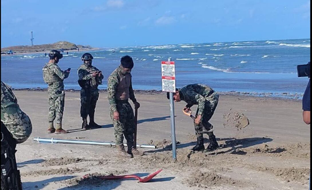 Cuatro personas cruzaron el río Bravo desde Estados Unidos para colocar seis letreros de advertencia en playa Bagdad en Tamaulipas, mismos que retiró la Marina. Fotos: Especial